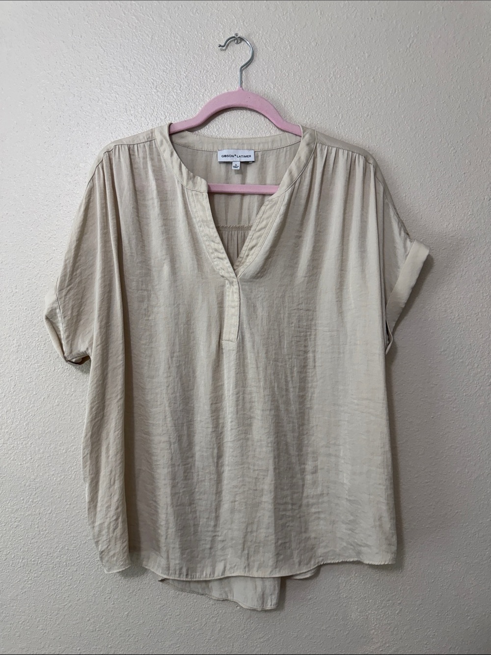 Gibson Latimer Cream Short-Sleeve Split-Neck Top
